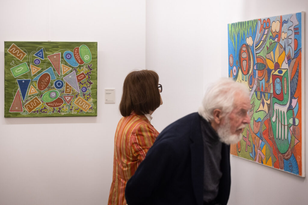 Dve osebi v Galeriji Trebnje ogledujeta sliki umetnice Marie Kozyrenko. Otvoritev razstave Marie Kozyrenko: Kjerkoli si. Foto: Boštjan Pucelj