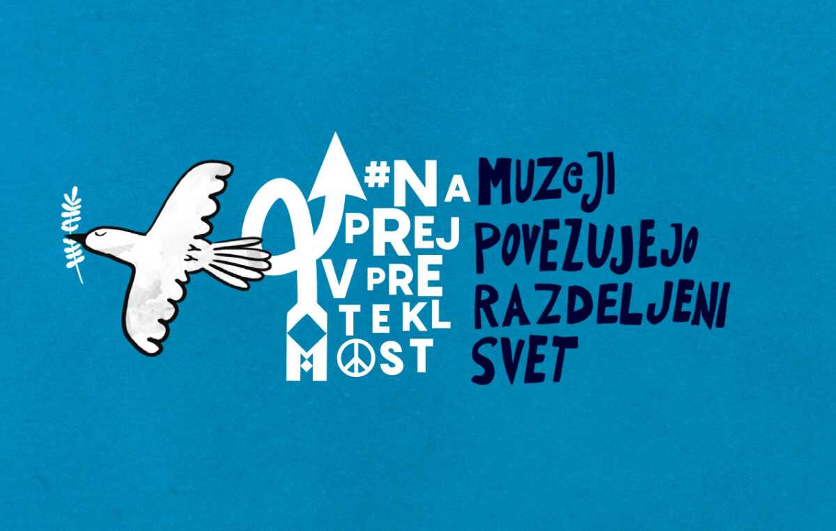 Na sliki je ptica, ki za seboj vleče napis: Naprej v preteklost: Muzeji povezujejo razdeljeni svet